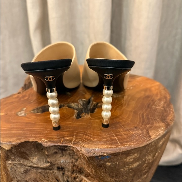 CHANEL Heeled Mule with Pearl heel - Picture 3 of 4